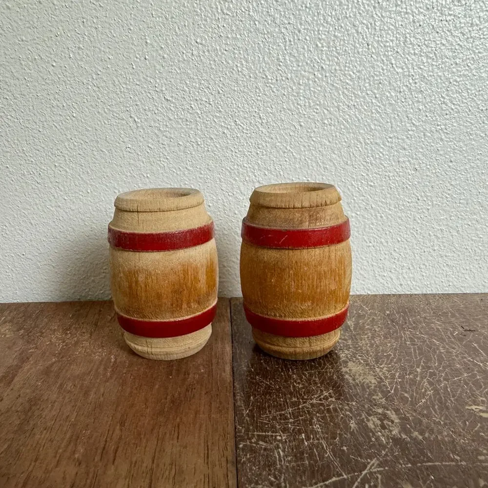 Vintage Wood Red Accent Barrel Salt‎ and pepper Shakers